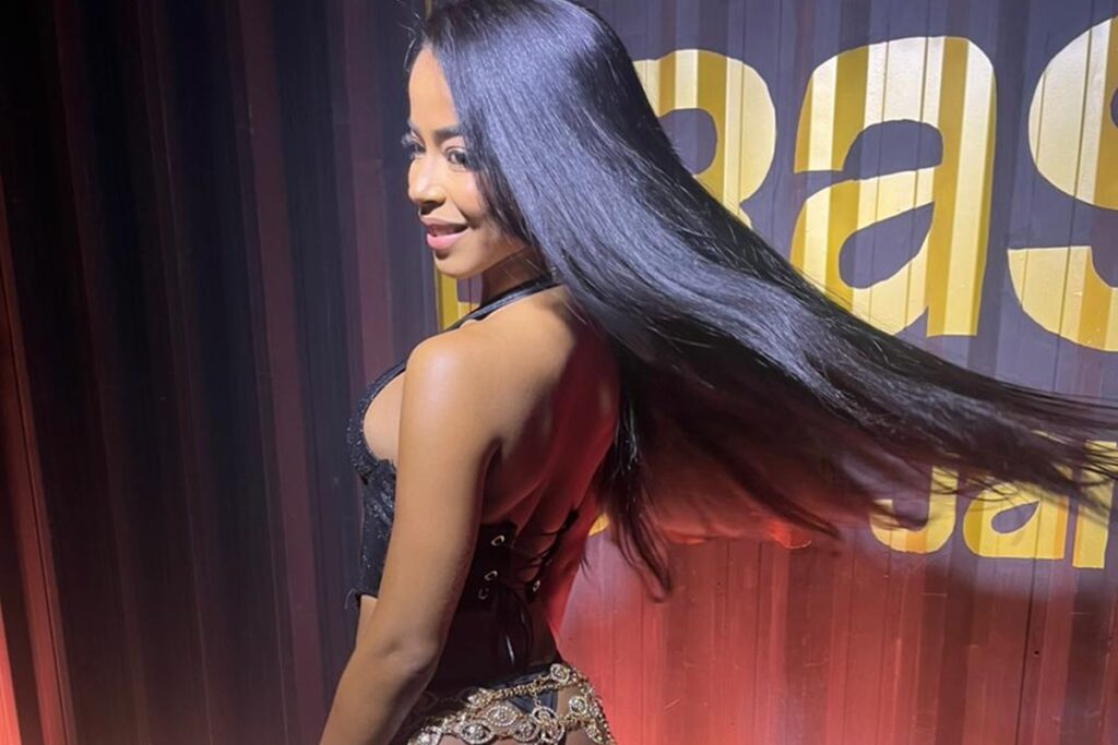 lorena-maria-fala-sobre-estreia-na-sapucai:-“me-cobro-muito”.-video