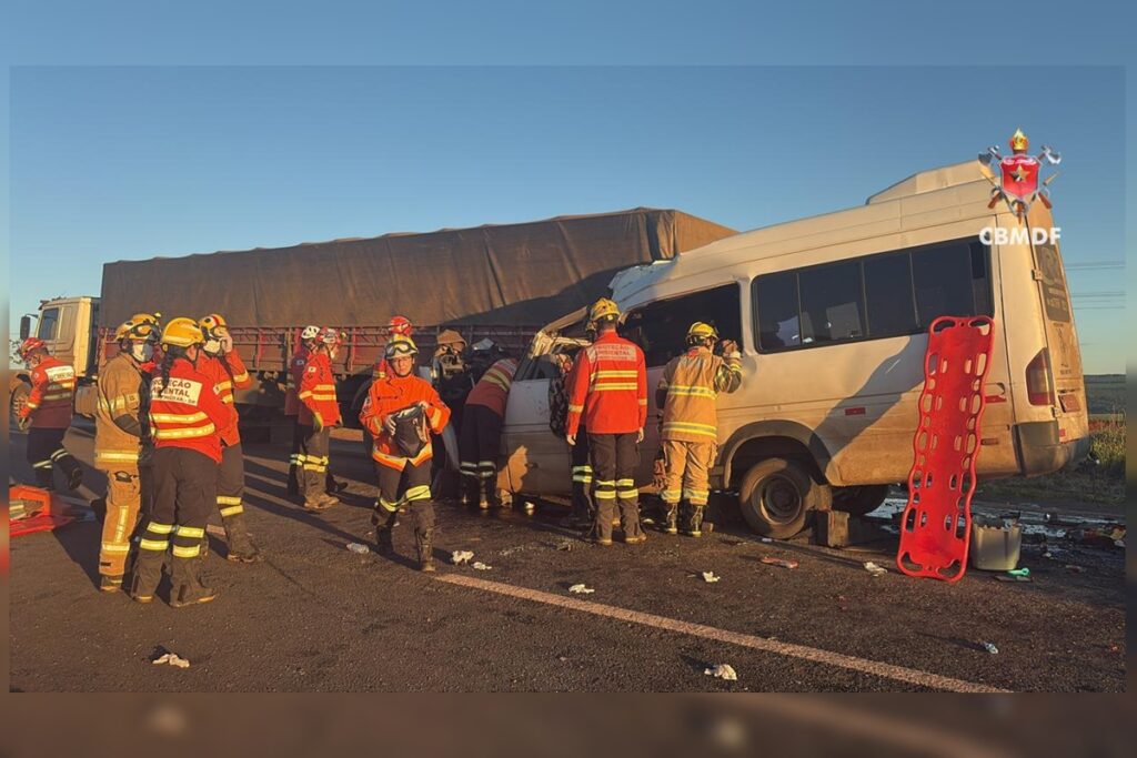 acidente-entre-caminhao-e-van-na-br-020-deixa-mortos-e-feridos