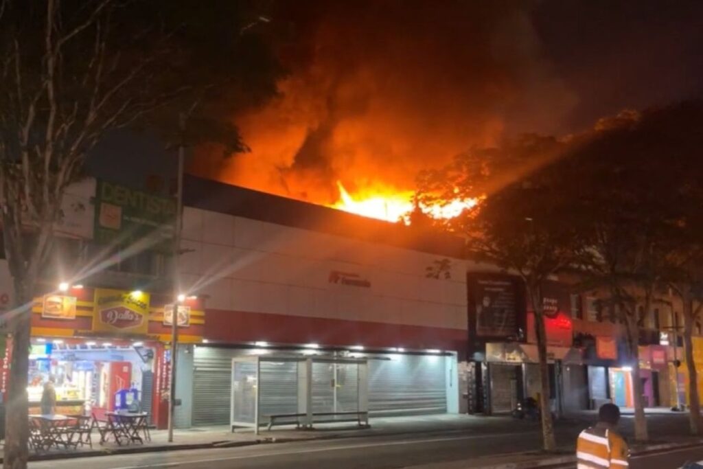 incendio-de-grandes-proporcoes-atinge-megaloja-em-santo-andre