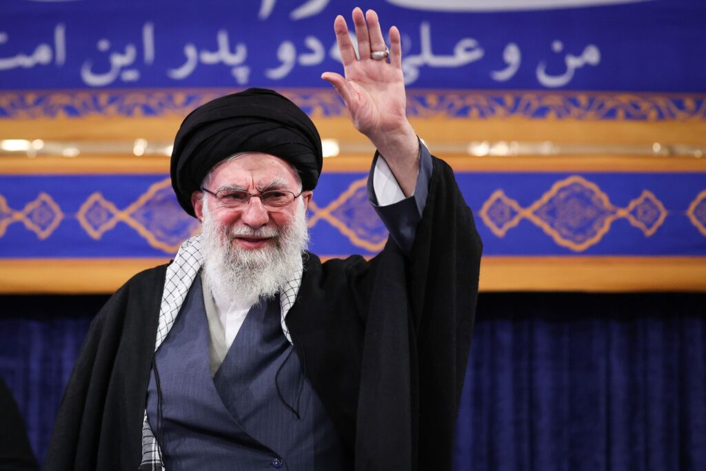 khamenei-diz-que-trump-nao-destruira-ira-e-ameaca-afundar-porta-avioes