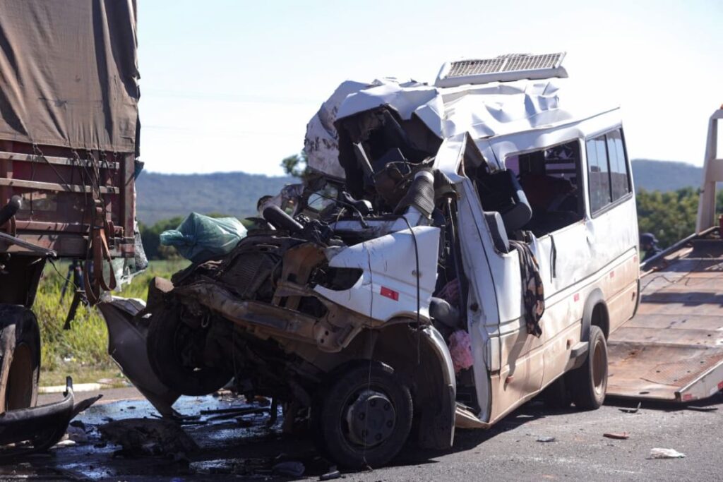 crianca-esta-entre-os-mortos-em-acidente-de-van-com-caminhao-na-br-020.-veja-video