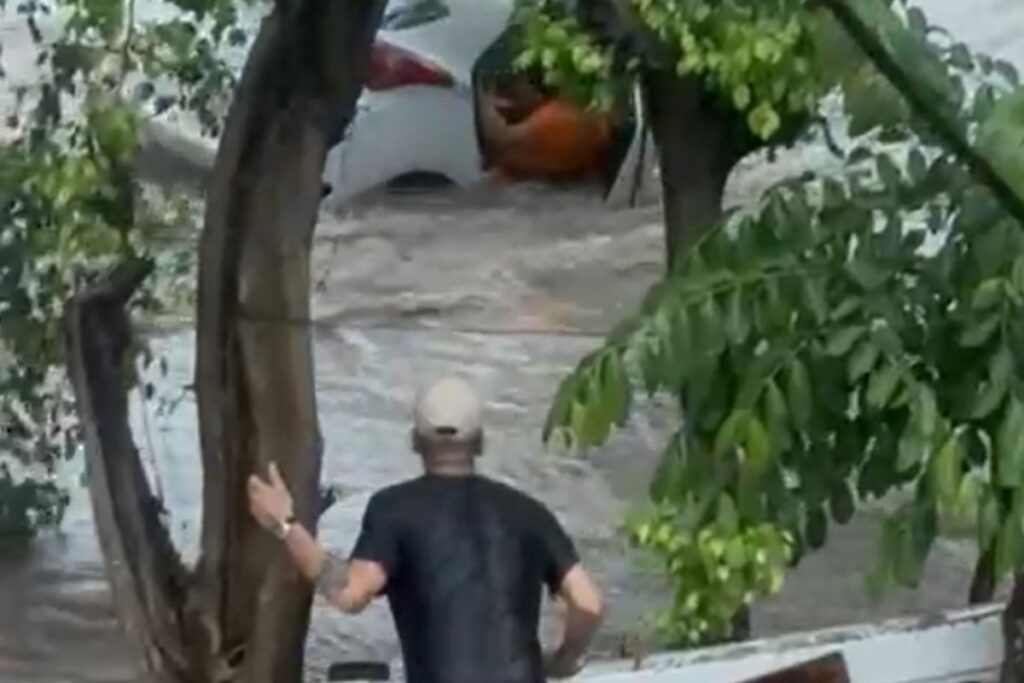 arrastada-por-enxurrada,-mulher-fica-presa-embaixo-de-carro-e-morre