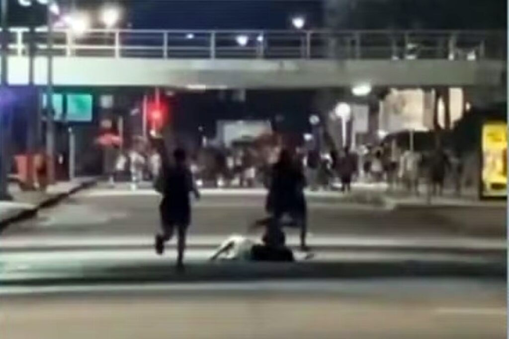 video-mostra-turista-estrangeira-sendo-agredida-em-bloco-no-rio.-veja