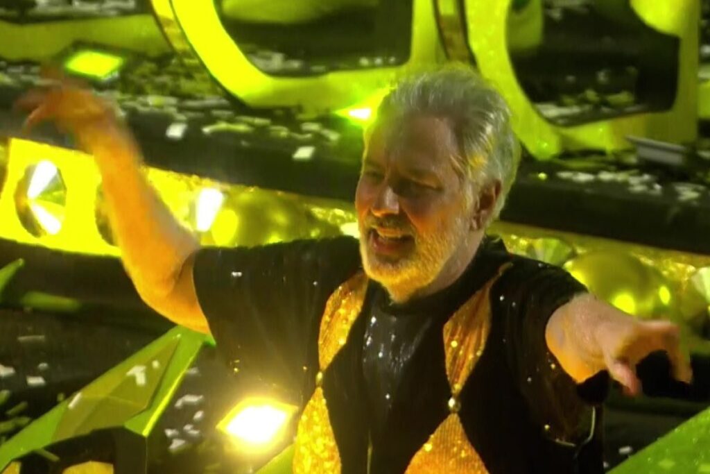 viuvo-de-rita-lee-passa-mal-durante-homenagem-a-cantora-na-sapucai