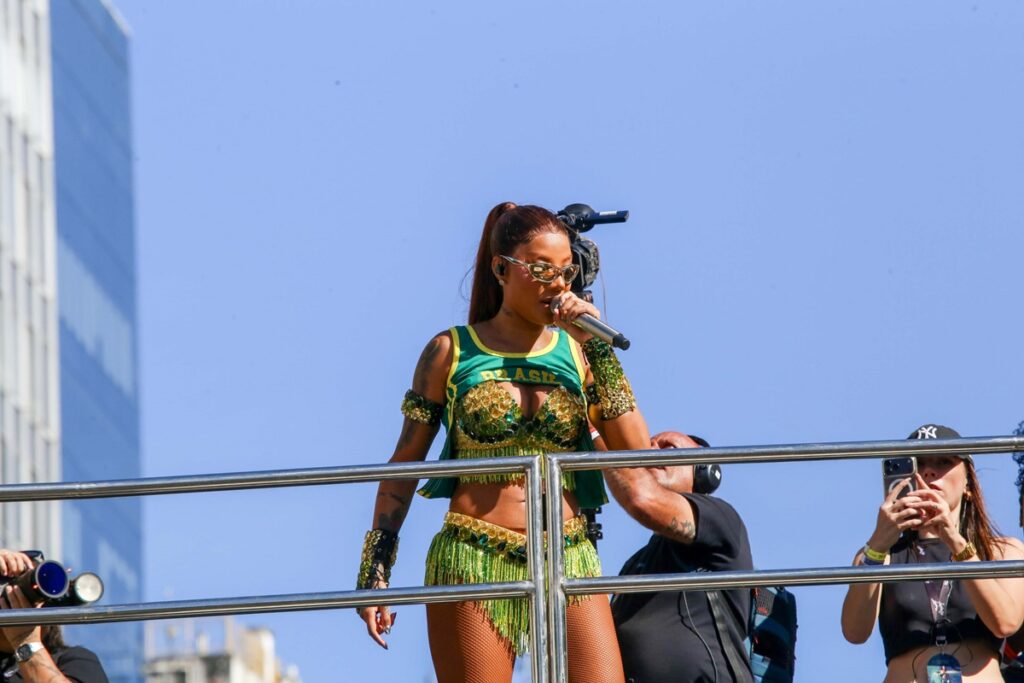 ludmilla-interrompe-bloco-e-da-bronca-em-folioes:-“perigoso”