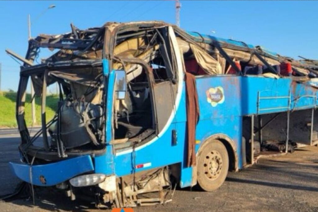 onibus-que-capotou-em-sp-viajou-com-um-pneu-a-menos,-diz-delegada