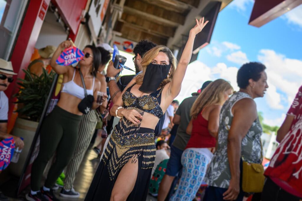 sob-calorao,-pacotao-junta-meninas-superpoderosas,-advogada-odalisca-e-bruxa-no-df