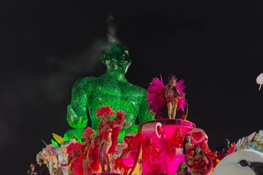 escola-do-bonecao-de-maconha-vai-mal-em-alegoria-e-cai-no-carnaval