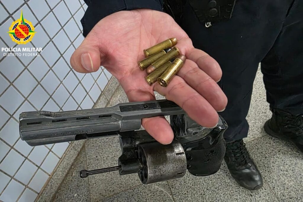 homem-e-detido-apos-tentar-entrar-com-revolver-no-carnaval-do-df