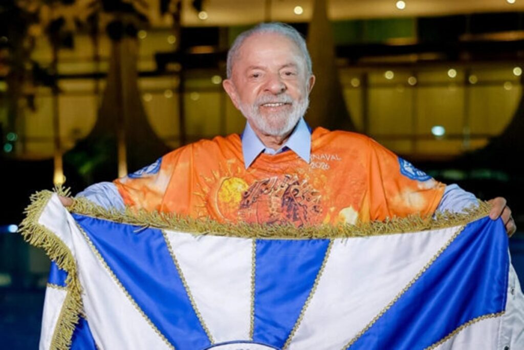 carnavalesco-fala-sobre-fezes-em-carro-de-escola-que-homenageou-lula