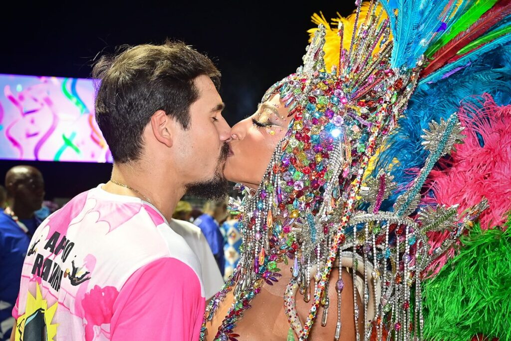 sabrina-sato-beija-nicolas-prattes-antes-de-desfilar-na-sapucai