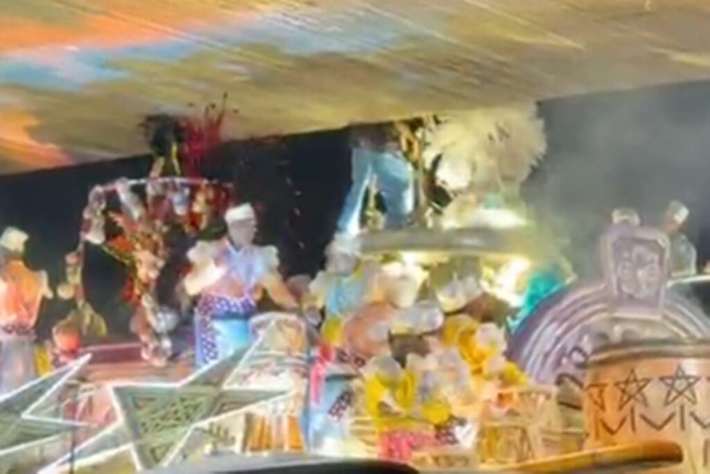 carro-da-vila-isabel-emperra-em-viaduto-e-e-desmontado-as-pressas.-veja-o-video