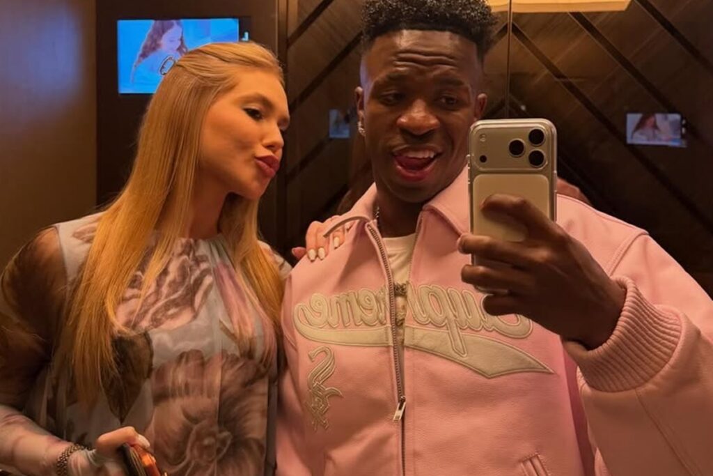 na-sapucai,-virginia-recebe-surpresa-de-vini-jr.-antes-de-desfilar