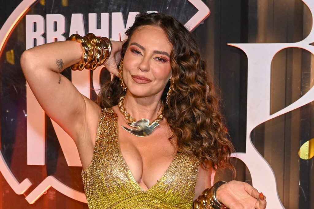 paolla-oliveira-chega-na-sapucai-para-assistir-estreia-de-virginia