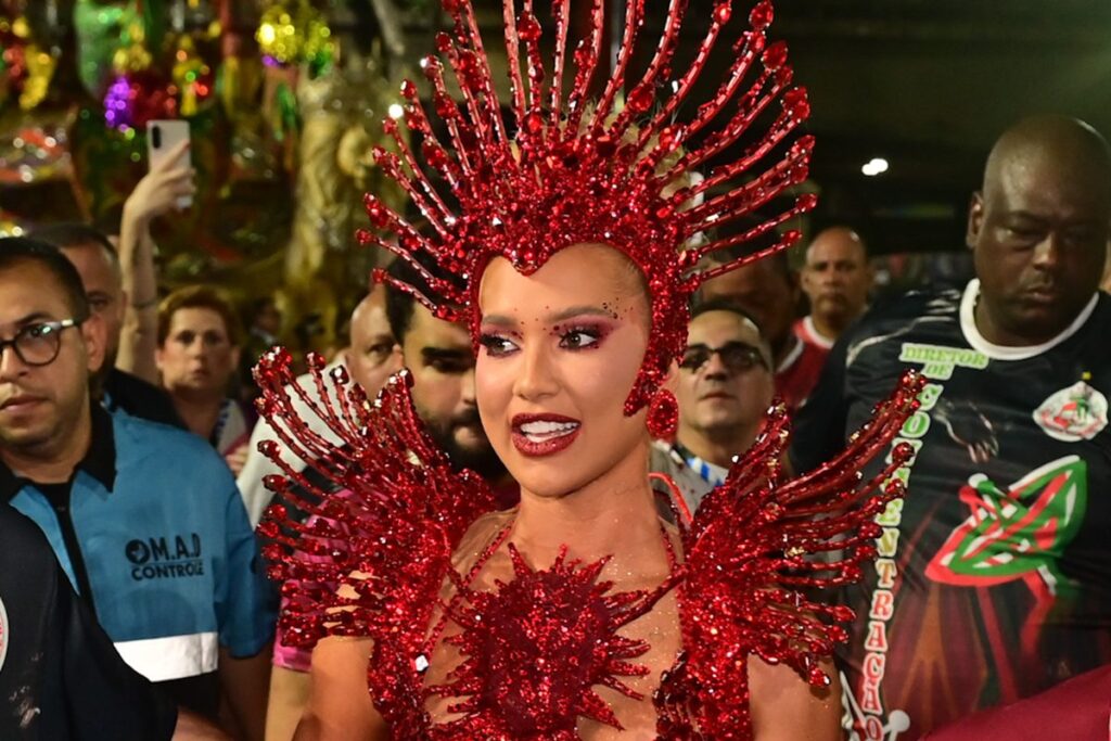 estreia-de-virginia-na-sapucai-divide-opinioes-da-web:-“nao-deu-conta”