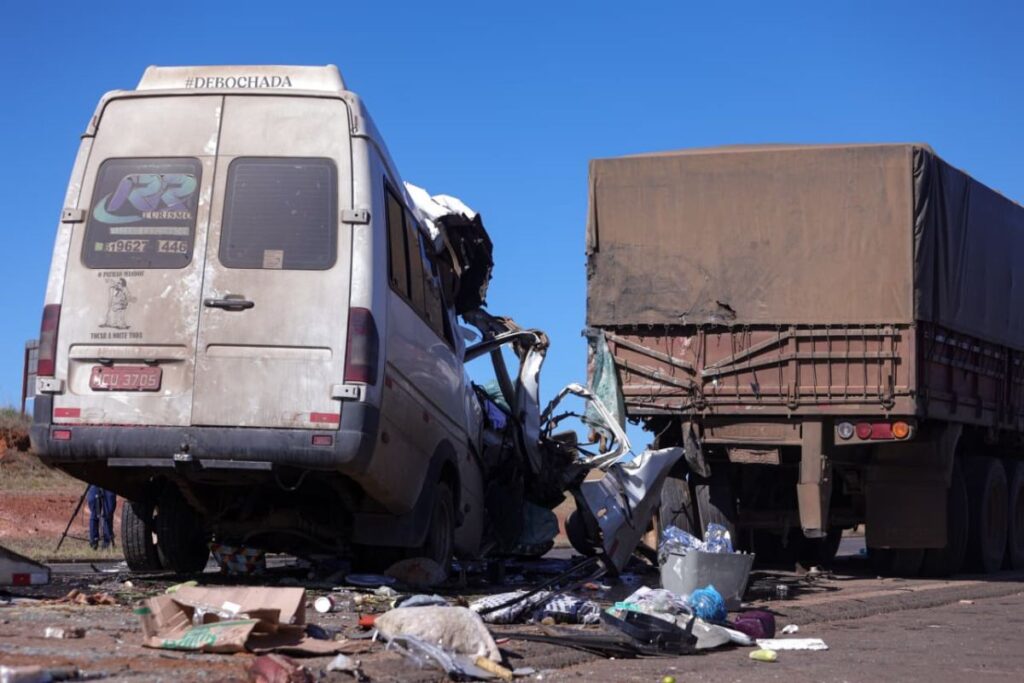 van-que-bateu-em-carreta-tinha-adesivo-que-dizia:-“patrao-mandou-tocar-a-noite-toda”.-veja-video