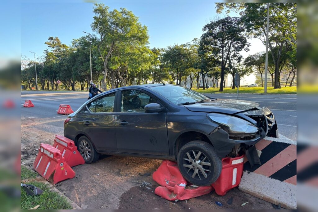 motorista-de-app-bate-em-sinalizacao-de-obra-e-passageira-fica-ferida.-veja-video