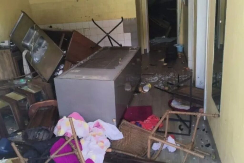 pm-usa-arma-de-choque-e-prende-homem-que-destruia-casa-da-mae-em-sc