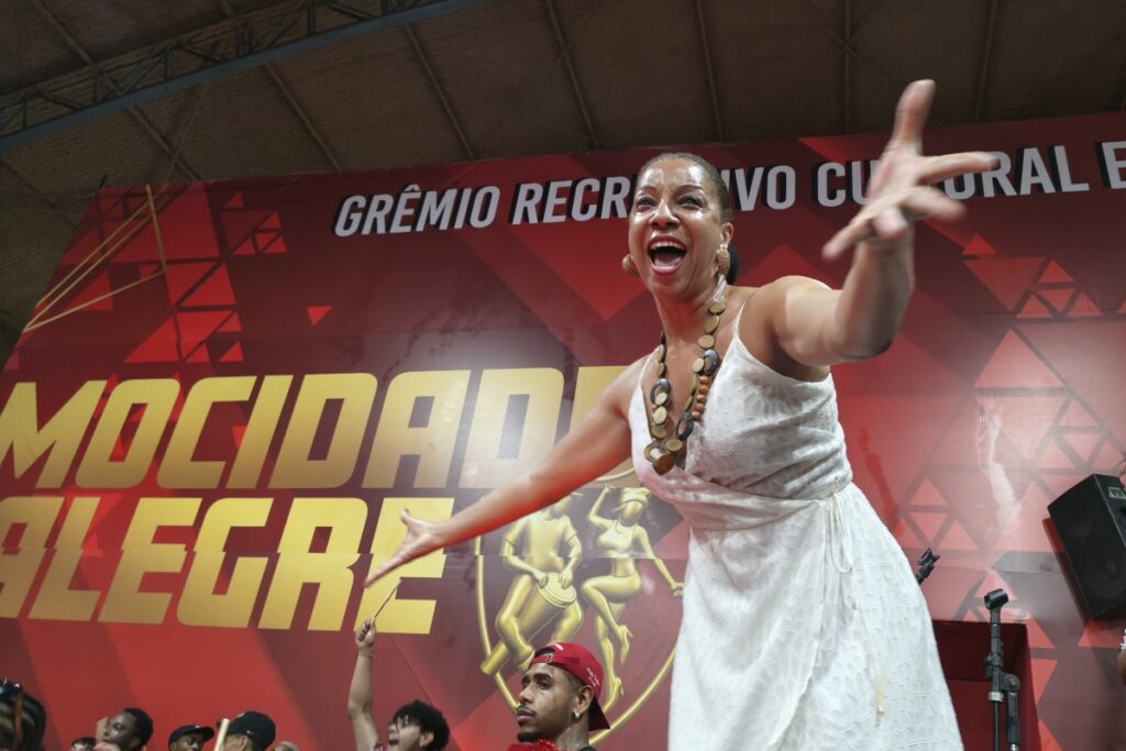 filho-e-atriz-celebram-lea-garcia-com-samba-campeao-do-carnaval-de-sp.-veja-video