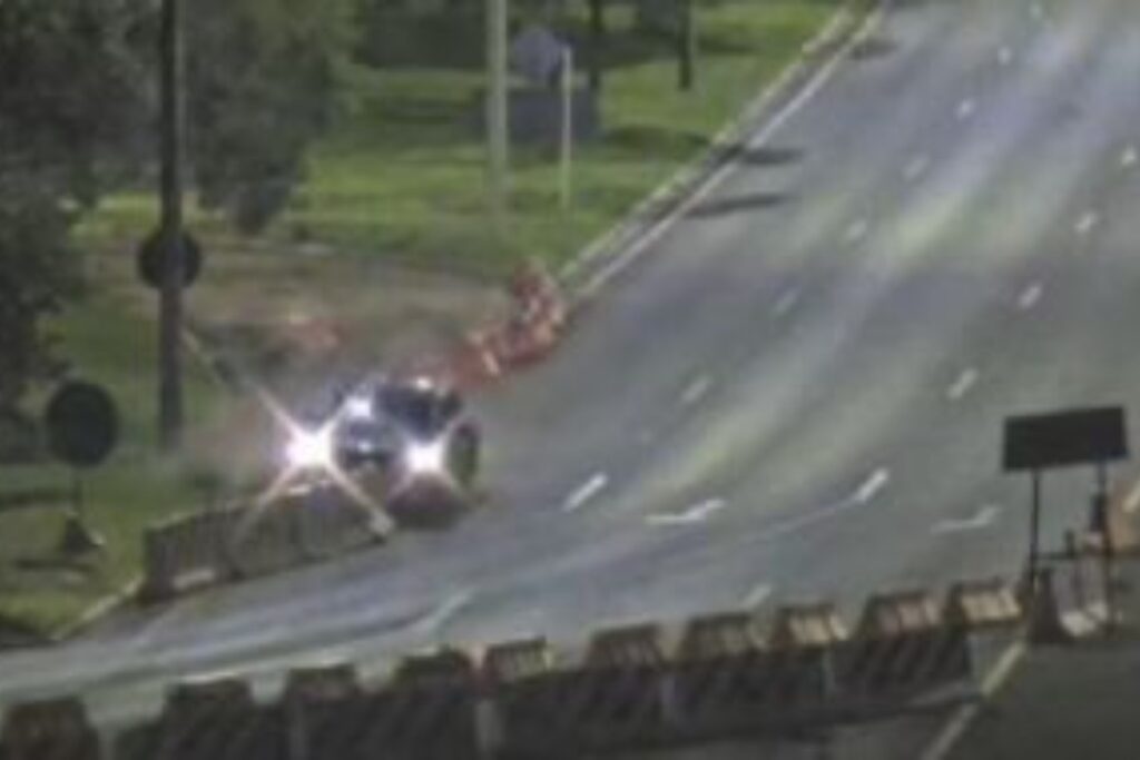 imagens-mostram-momento-exato-em-que-carro-bate-em-obra-no-eixao.-veja-video