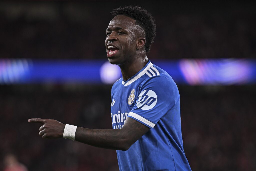 painel-sugere-punir-quem-cobre-a-boca-apos-racismo-contra-vini-jr.