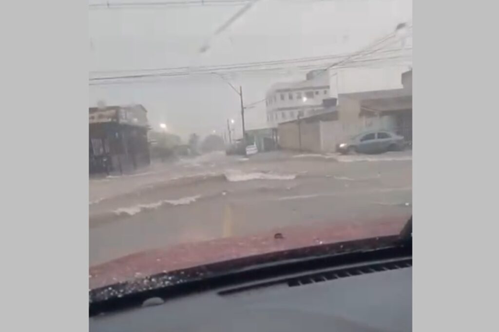 que-toro!-tempestade-alaga-ruas-e-assusta-motoristas-em-ceilandia.-veja-video