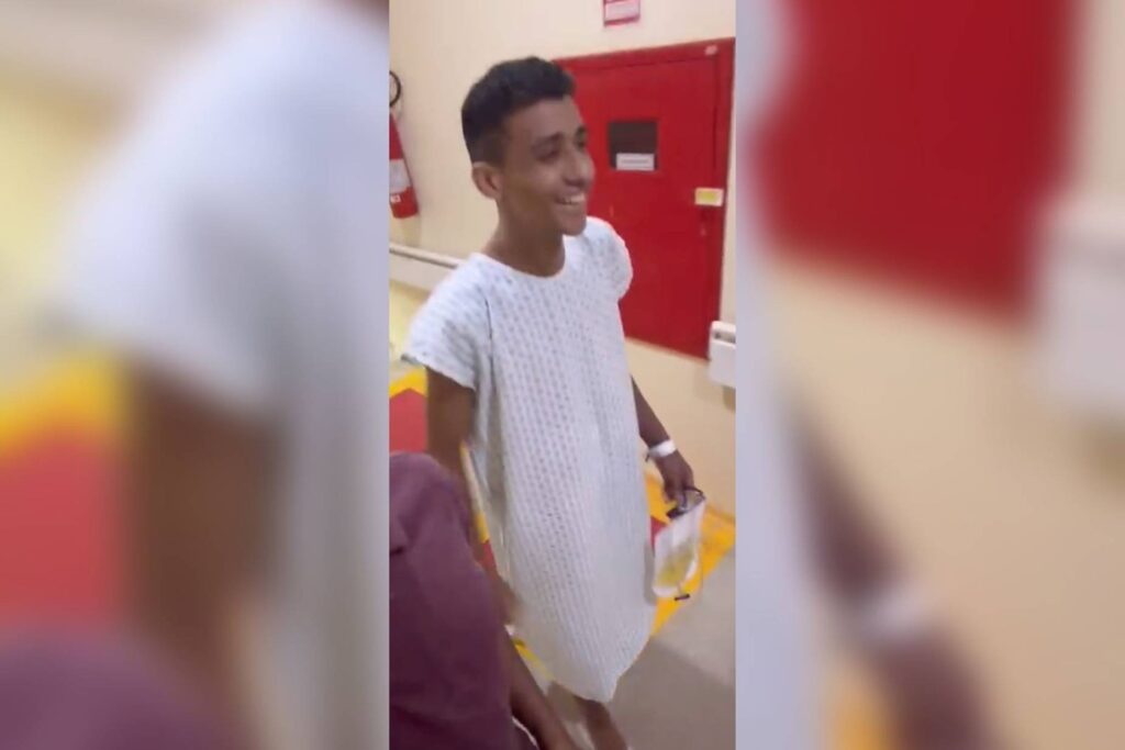 um-mes-apos-ser-baleado-por-pms-ao-sair-de-cinema,-jovem-volta-a-andar.-veja-video