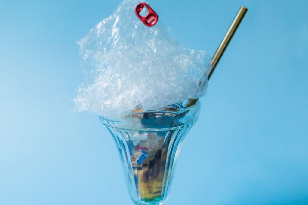 estudo:-beber-em-copos-descartaveis-aumenta-ingestao-de-microplasticos