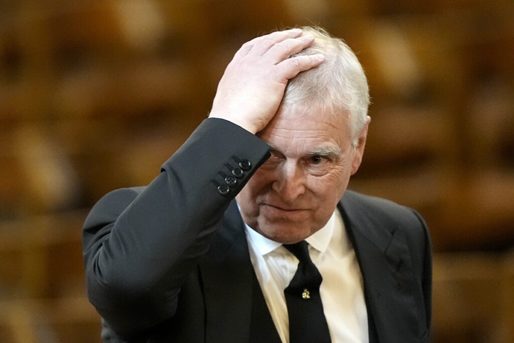 como-e-a-cela-que-o-ex-principe-andrew-esta-preso-no-reino-unido