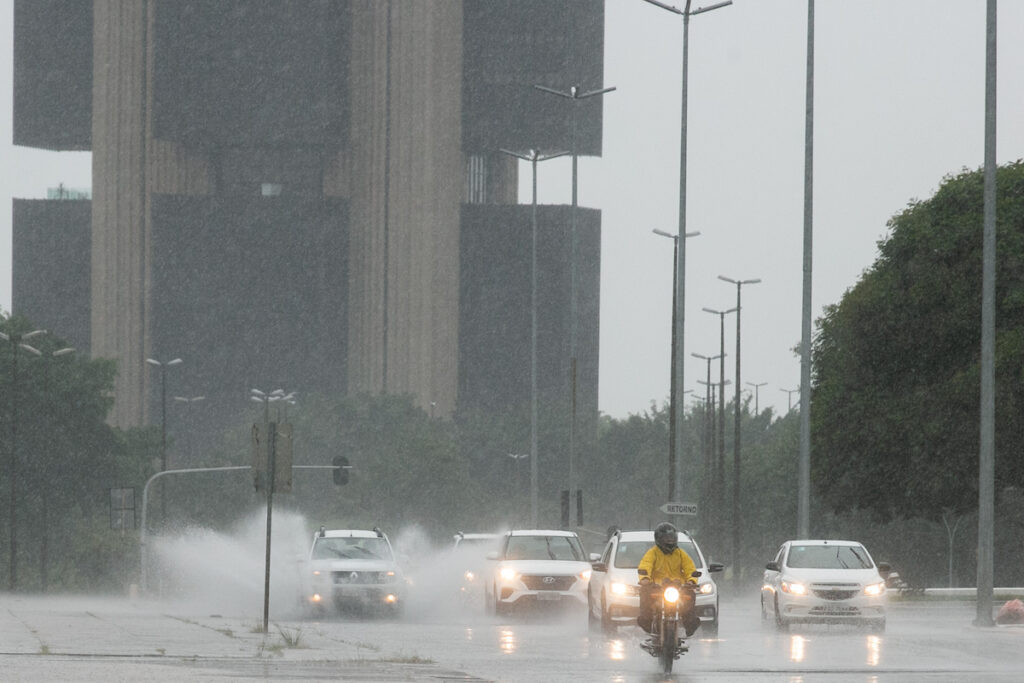 df-amanhece-com-termometros-marcando-17,1°c;-tarde-deve-ter-temporais