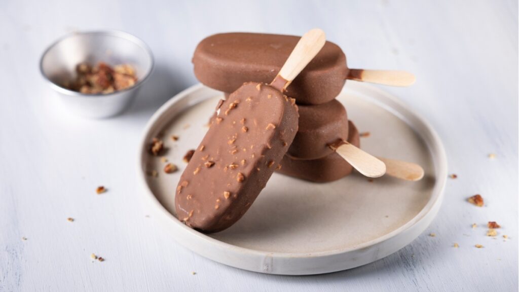 aprenda-a-preparar-picole-de-doce-de-leite-caseiro-cremoso-e-facil