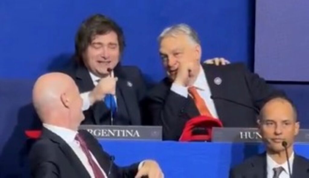 milei-canta-“burning-love”-com-orban-em-meio-a-protestos-na-argentina.-veja-video