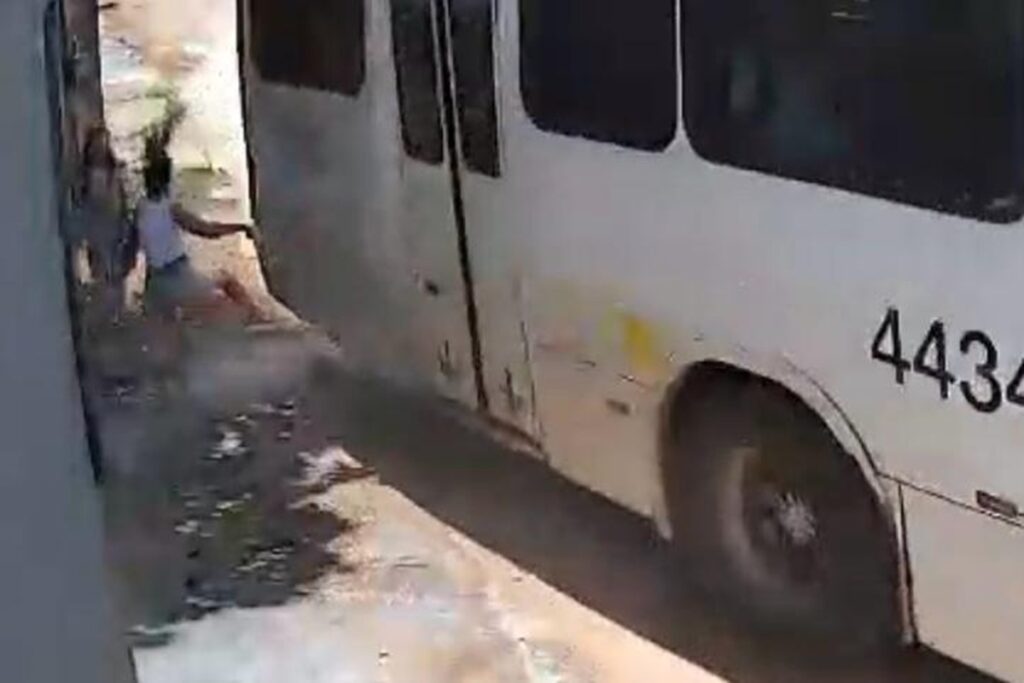 de-pe-em-parada,-mulher-e-atingida-e-derrubada-por-rabeira-de-onibus