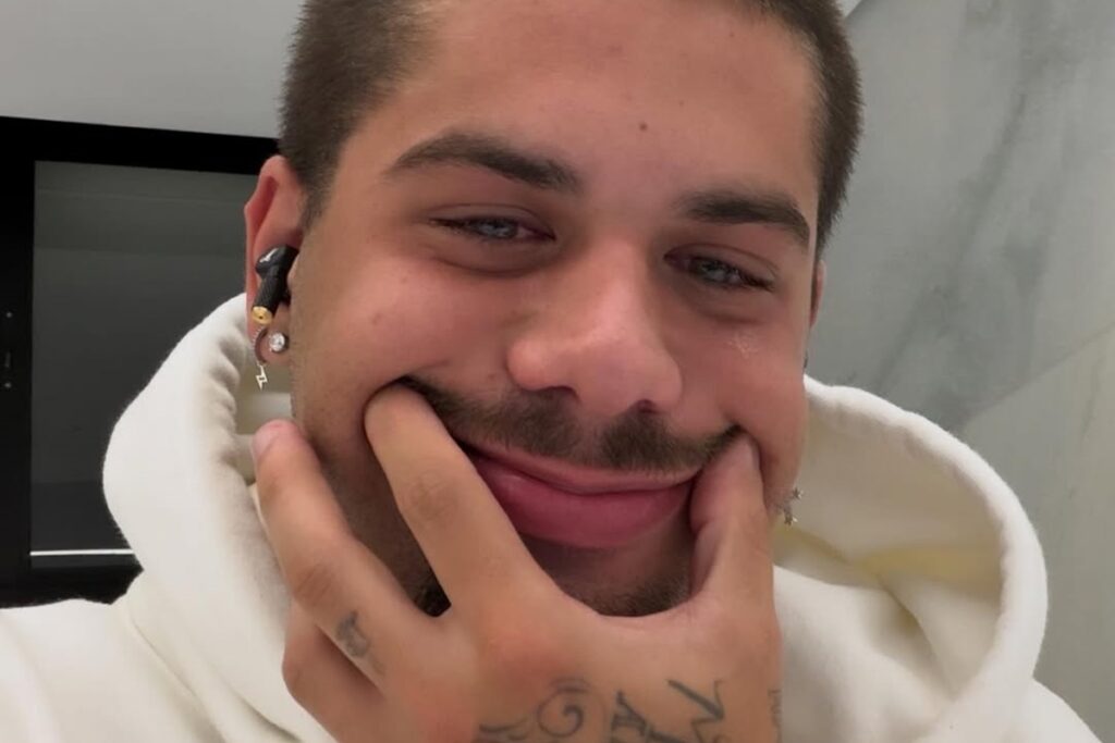 ze-felipe-publica-foto-chorando-e-faz-desabafo-sobre-saudade;-veja