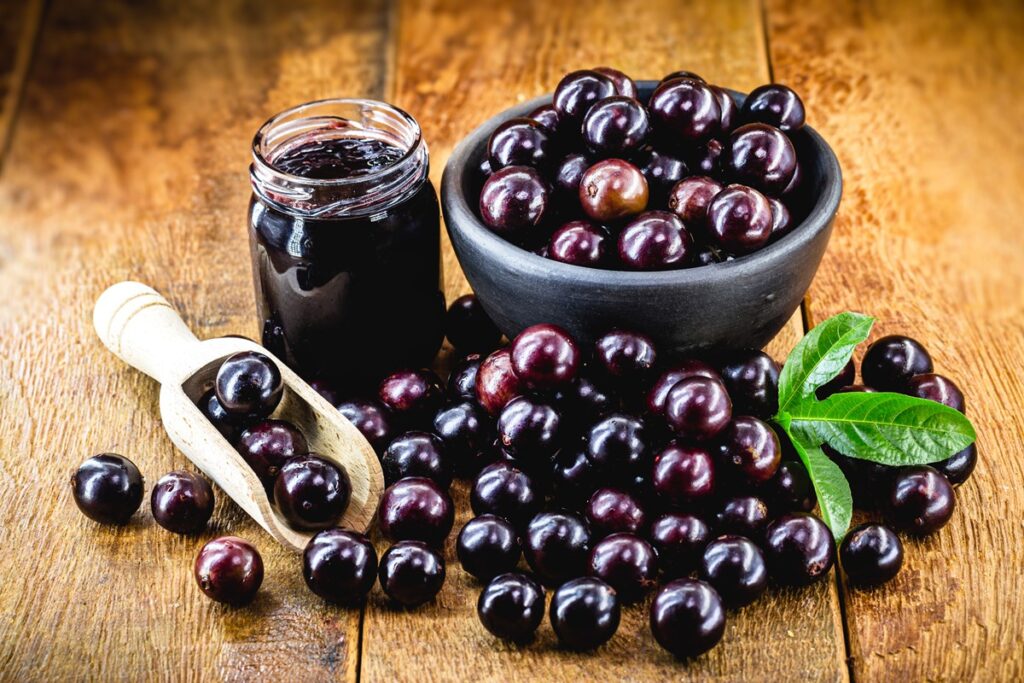 jabuticaba:-a-joia-roxa-que-blinda-o-organismo-e-cresce-no-seu-quintal