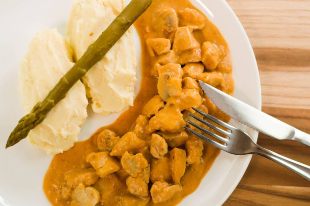 camarao-x-frango:-mulher-e-indenizada-apos-passar-mal-com-estrogonofe