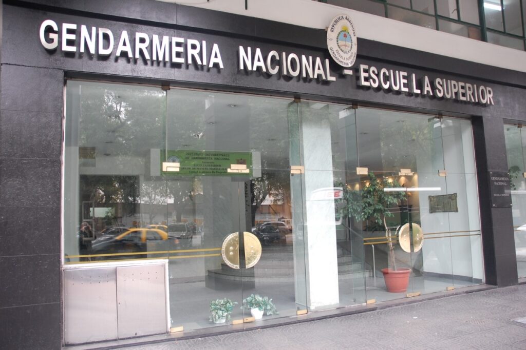 explosao-de-pacote-em-escola-de-policia-deixa-4-feridos-na-argentina