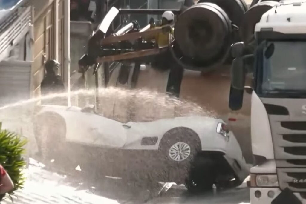 vazamento-de-produto-quimico:-caminhao-capota-e-derrama-etanol-na-rua