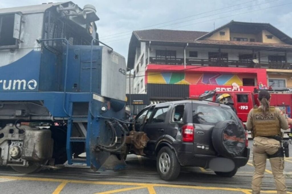 mulher-abandona-carro-instantes-antes-de-colisao-com-trem-em-sc.-video