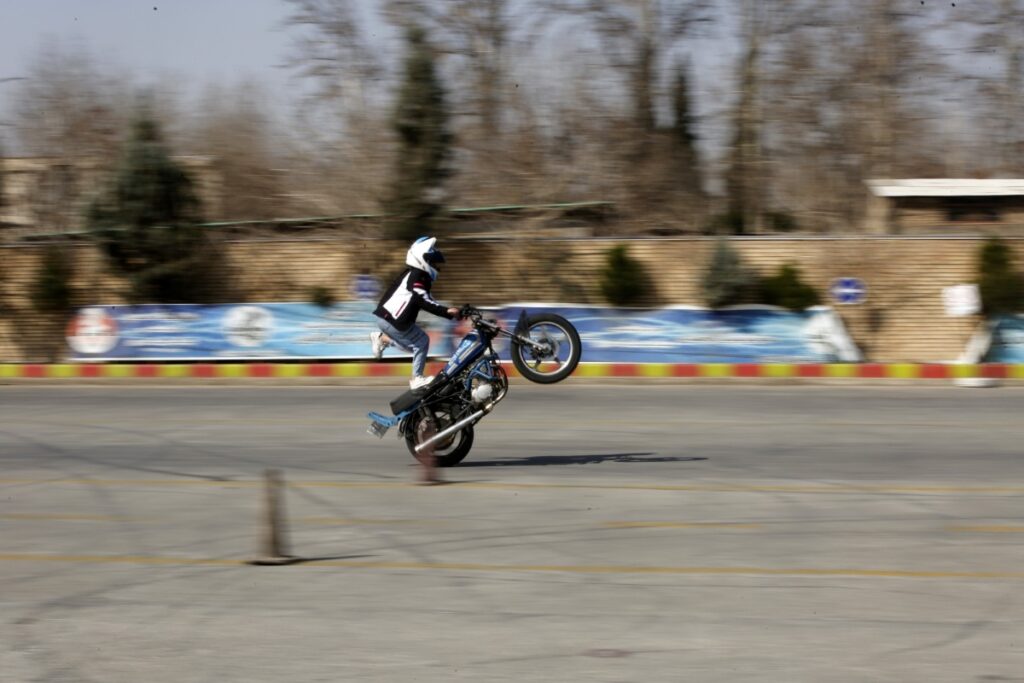 apos-liberacao-da-cnh,-iranianas-empinam-motos-em-aulas-de-direcao