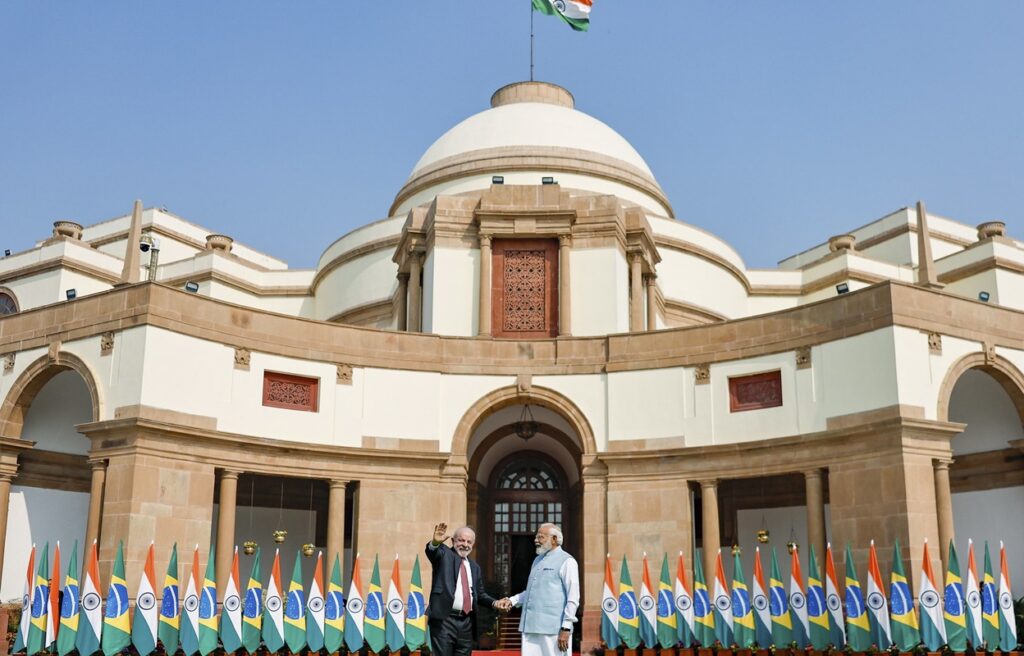 “reuniao-de-superlativos”,-diz-lula-apos-encontro-com-modi,-na-india