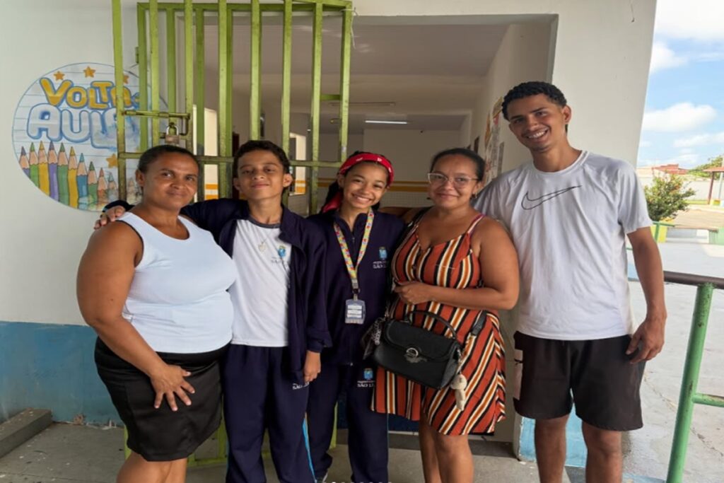 auxiliar-de-limpeza-emociona-escola-apos-ajudar-aluno