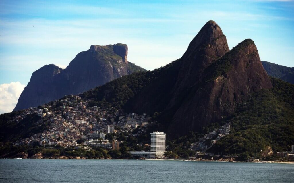 rio:-queda-de-asa-delta-no-mar-mata-homem;-mulher-fica-em-estado-grave