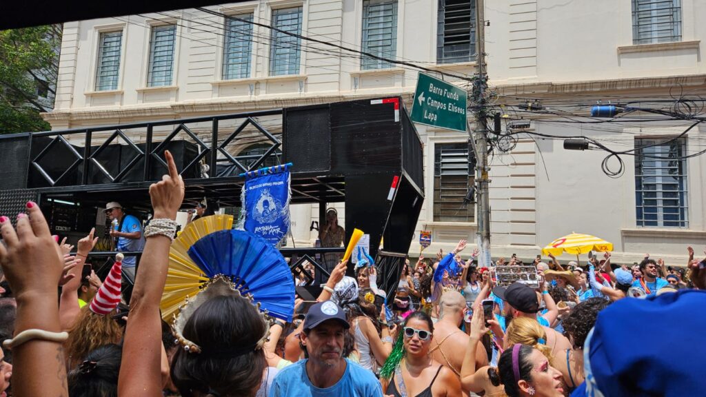 folioes-lotam-ruas-do-bairro-de-santa-cecilia-no-sabado-pos-carnaval.-veja-video