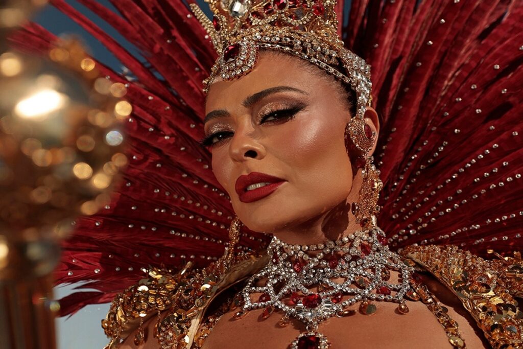 juliana-paes-de-dolce-&-gabbana-na-sapucai-gera-debate-na-web