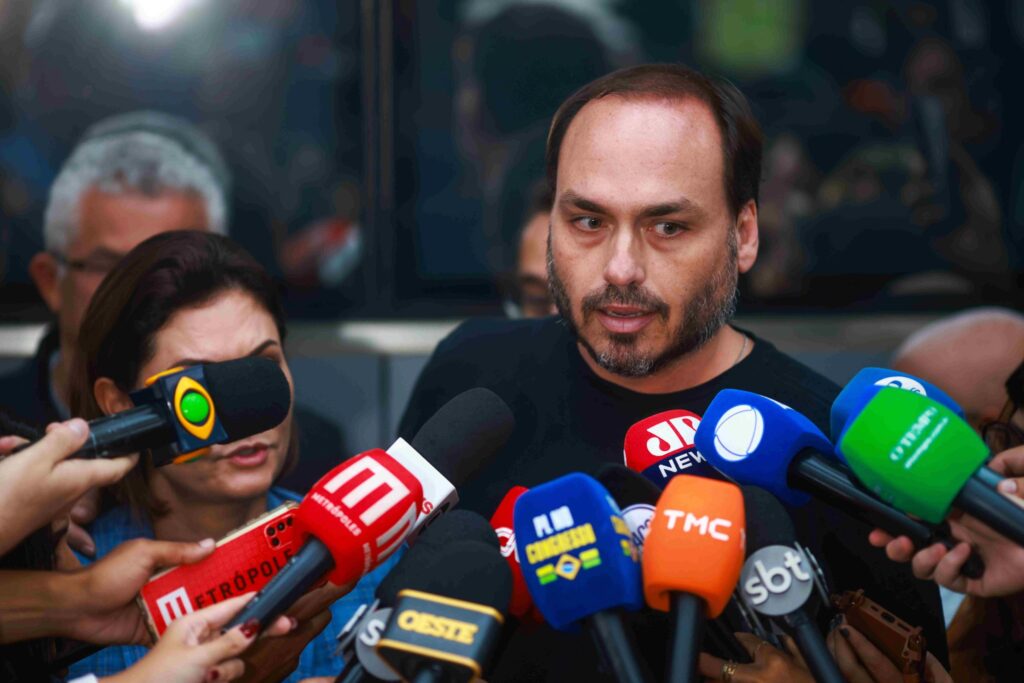 carlos-diz-que,-da-prisao,-bolsonaro-prepara-lista-de-pre-candidatos