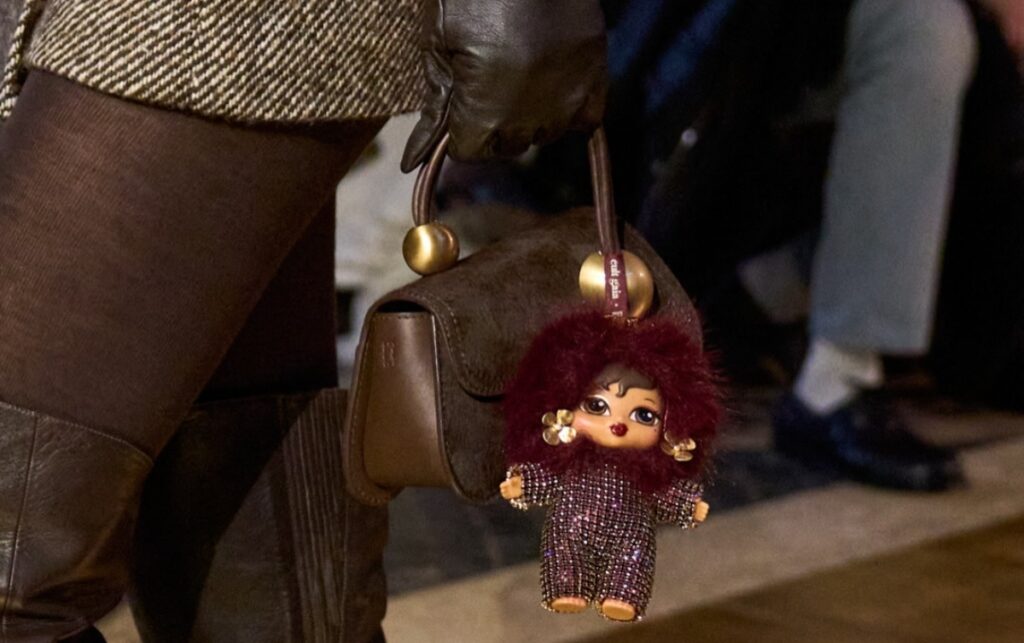 cult-gaia-leva-bonecas-bratz-as-passarelas-como-charms-de-bolsa