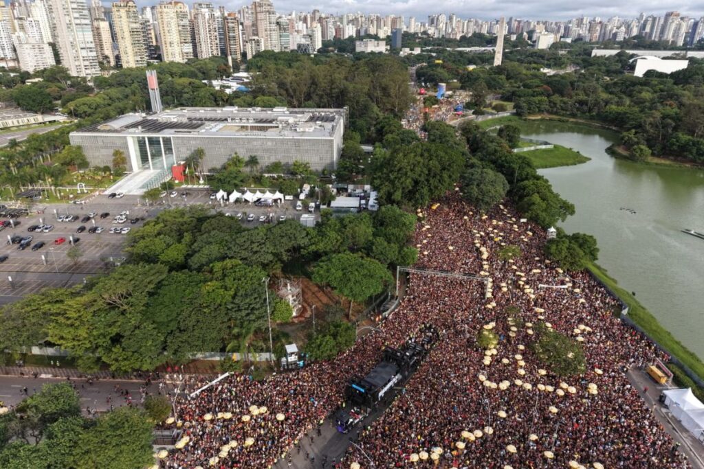 bloco-navio-pirata,-do-baianasystem,-arrasta-multidao-e-faz-ibirapuera-“tremer”