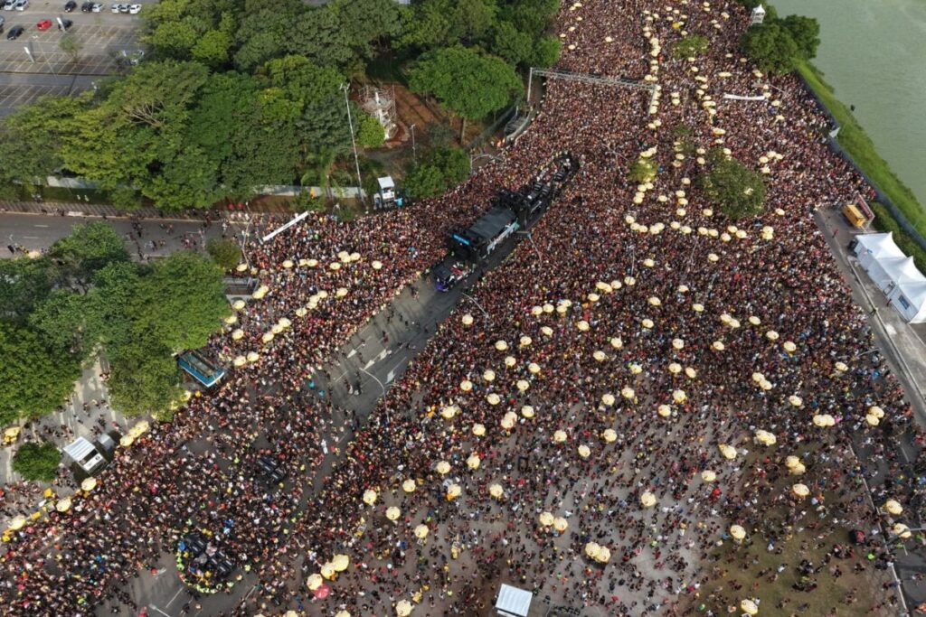 imagens-aereas-mostram-multidao-no-bloco-navio-pirata,-do-baianasystem