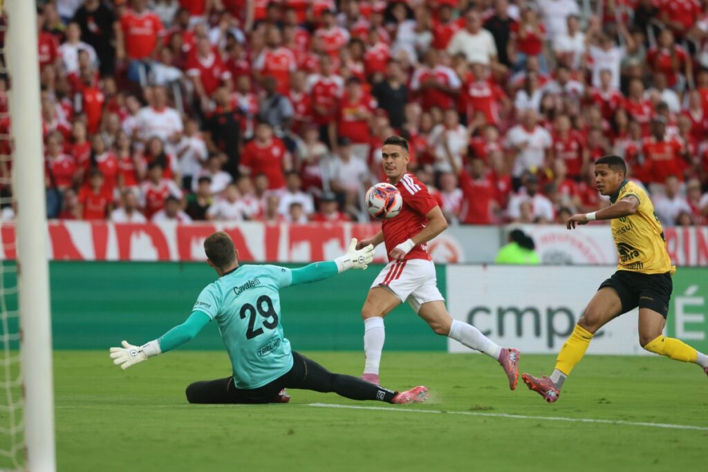 internacional-goleia-o-ypiranga-por-4-x-0-e-avanca-para-a-final